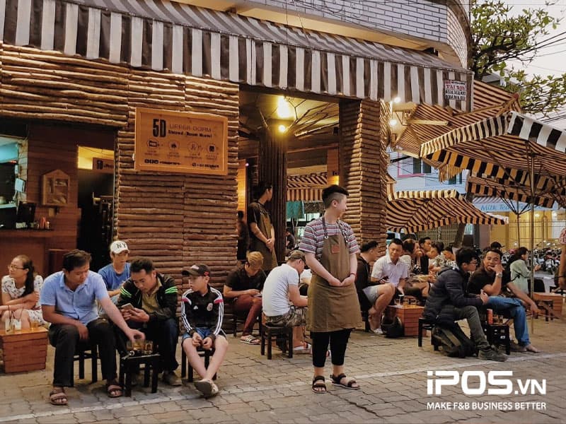 nhân viên phục vụ quán cafe