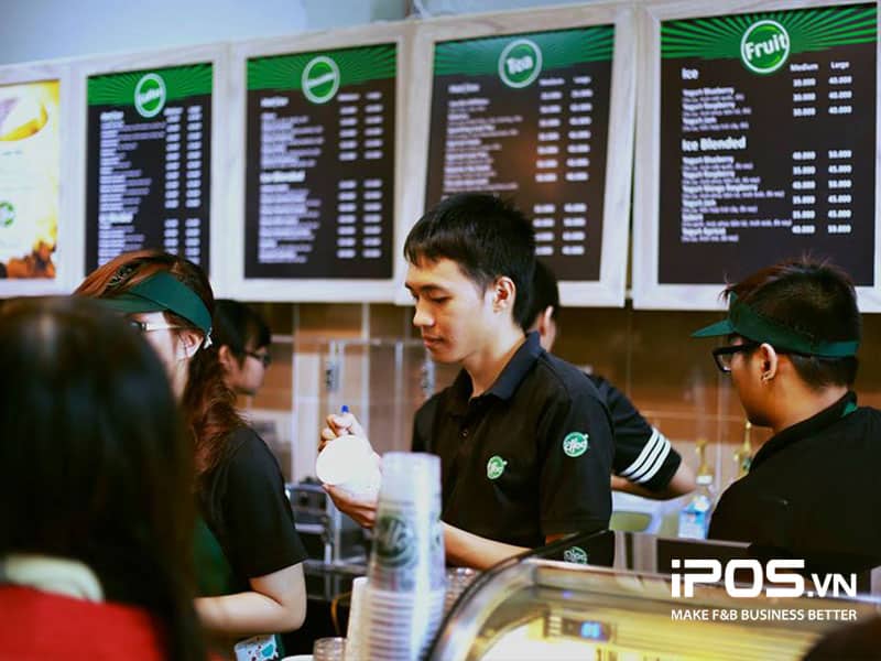 nhân viên phục vụ quán cafe