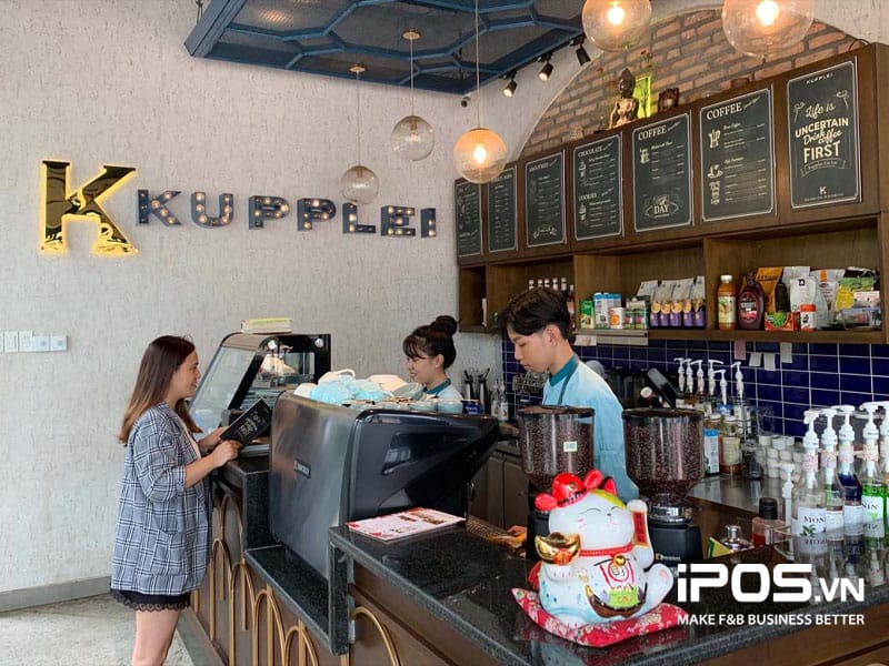 nhân viên phục vụ quán cafe