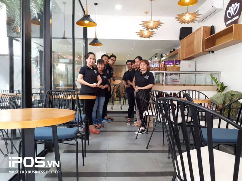 nhân viên phục vụ quán cafe