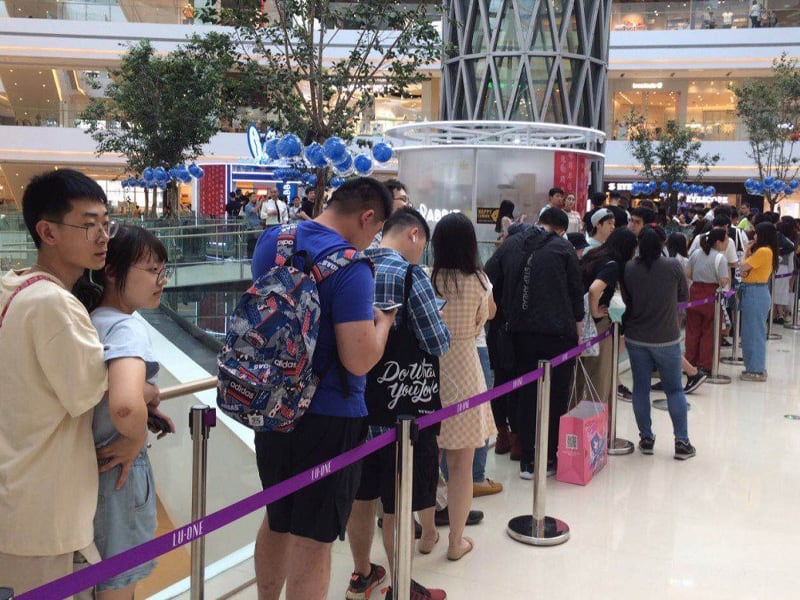 hang-dai-nguoi-xep-hang-de-mua-tra-sua