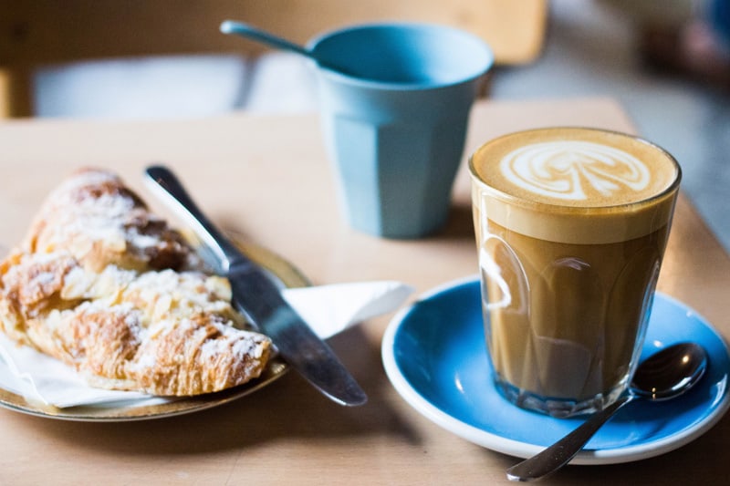 Trực tiếp trải nghiệm đồ uống và dịch vụ của đối thủ