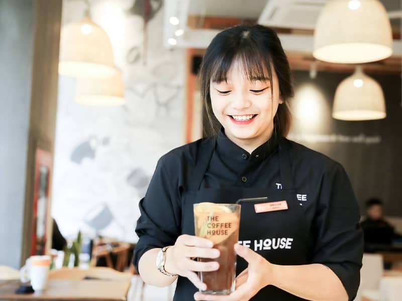 nhân viên phục vụ quán café