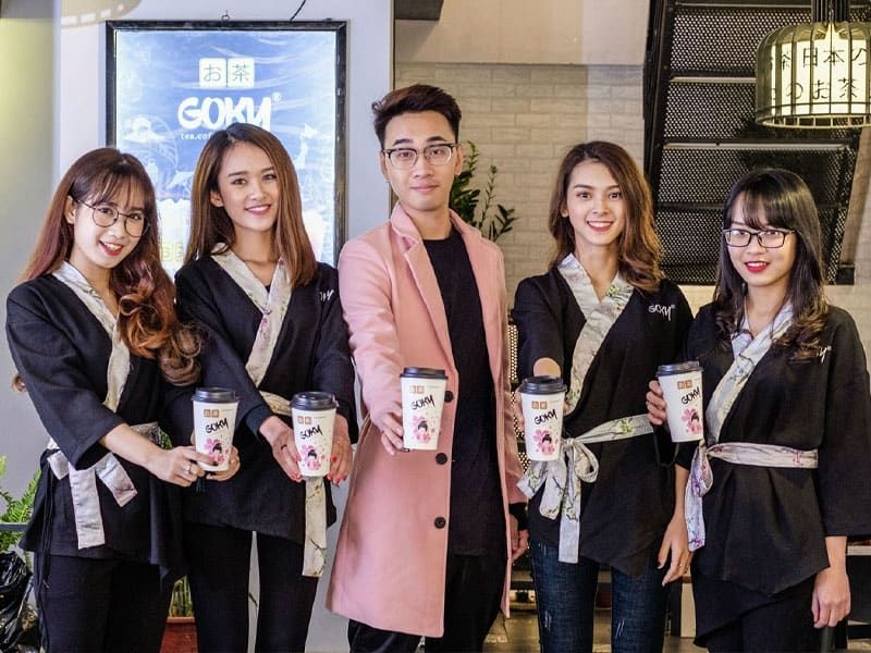 nhân viên phục vụ quán café