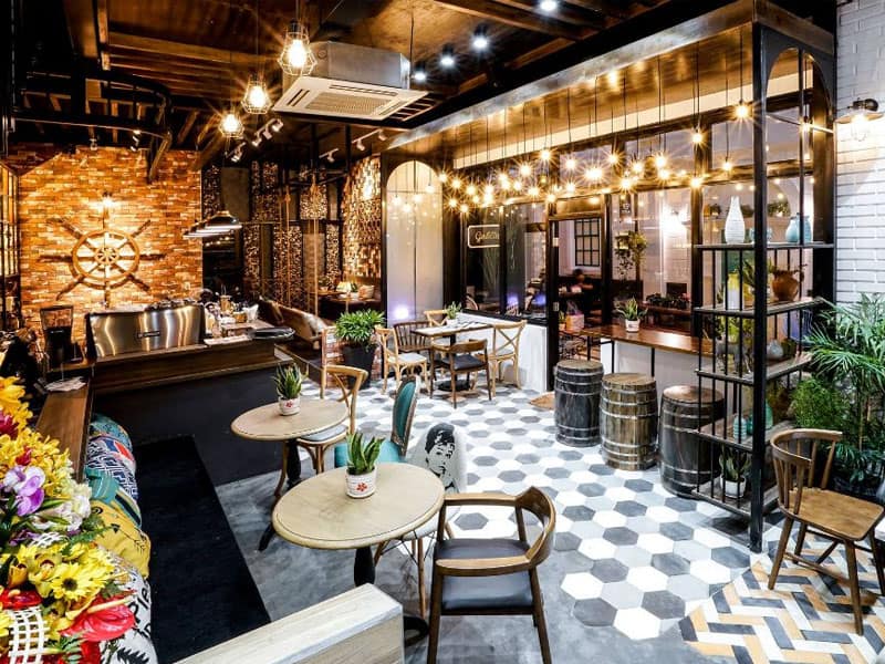 Đèn trong trang trí quán cafe