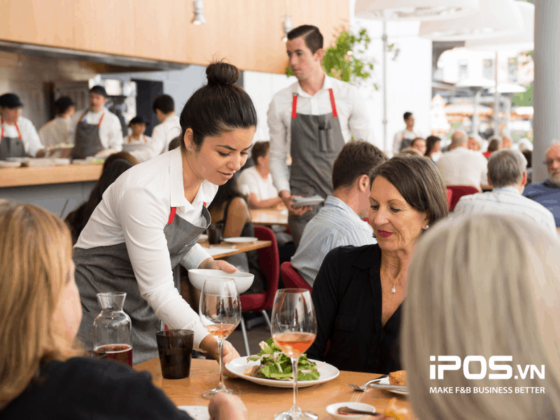 Nhân viên cần có kỹ năng thuần thục và thái độ niềm nở khi phục vụ khách hàng