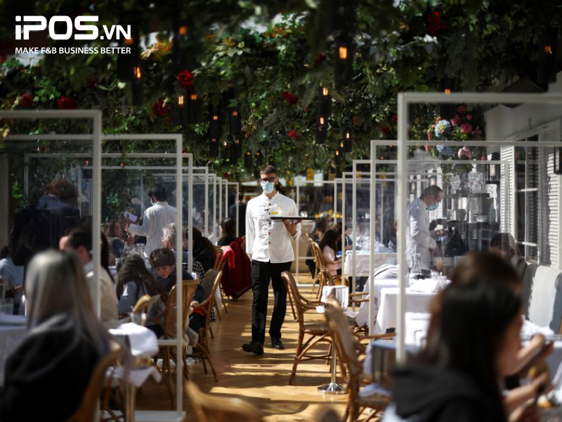 Giãn cách xã hội đang là nội quy bắt buộc các nhà hàng phải đảm bảo để kinh doanh thuận lợi