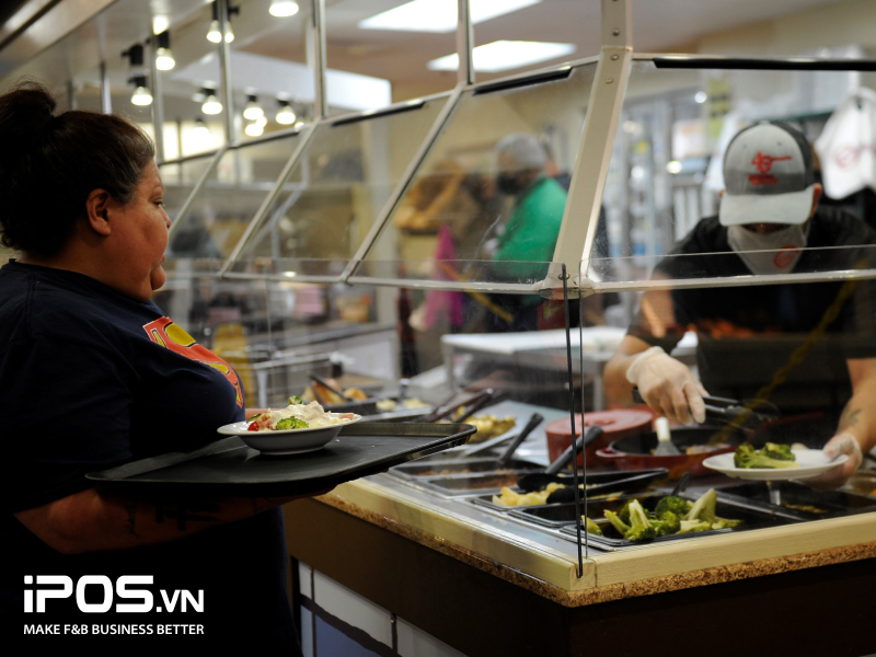 Quầy buffet có người phục vụ là giải pháp giãn cách xã hội tối ưu cho các nhà hàng theo hoạt động theo mô hình buffet