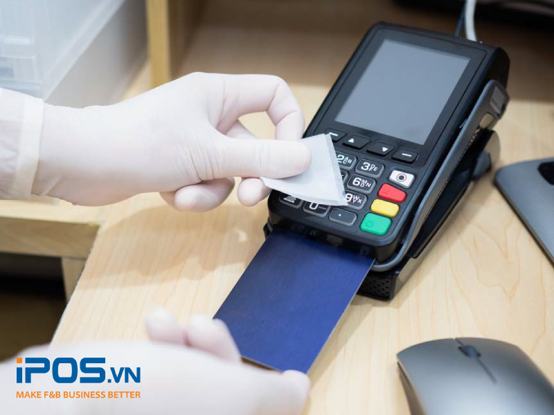 Ưu tiên vệ sinh máy quẹt thẻ thanh toán thường xuyên vì chúng tiếp xúc với cả nhân viên và thực khách nhiều nhất