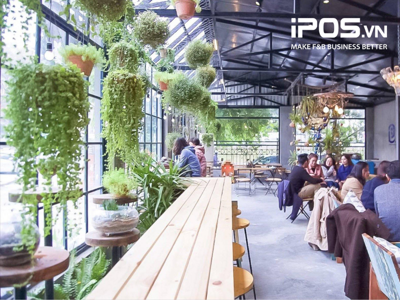 Quán cafe có nhiều cây xanh thu hút rất nhiều khách hàng