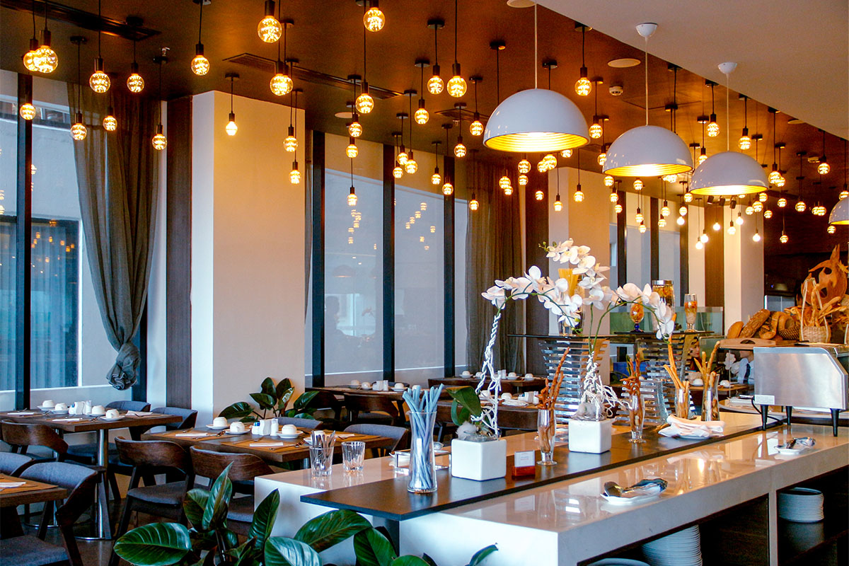 Đặt bàn và đón tiếp khách hàng