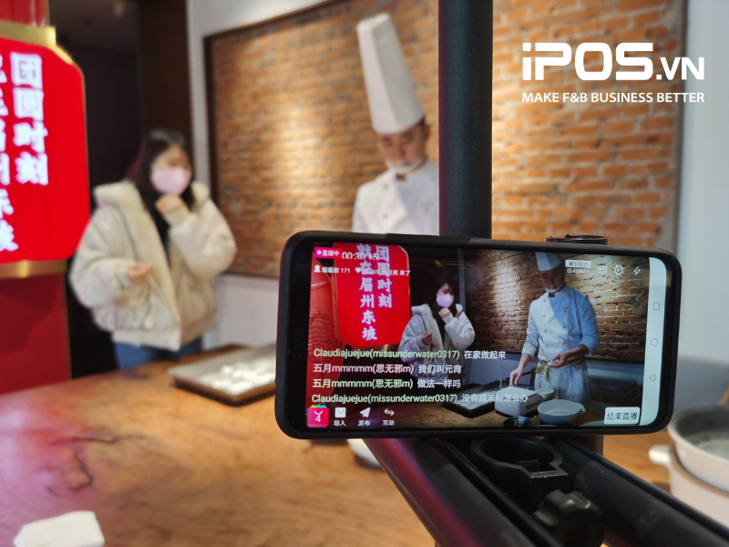 Đầu bếp của nhà hàng livestream chia sẻ kinh nghiệm nấu ăn