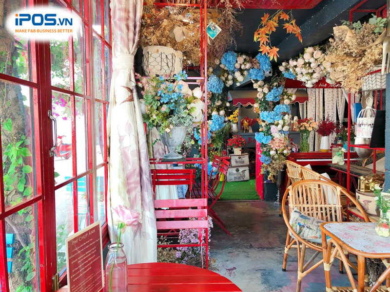 Quán cafe nổi bật bởi những gam màu ấn tượng