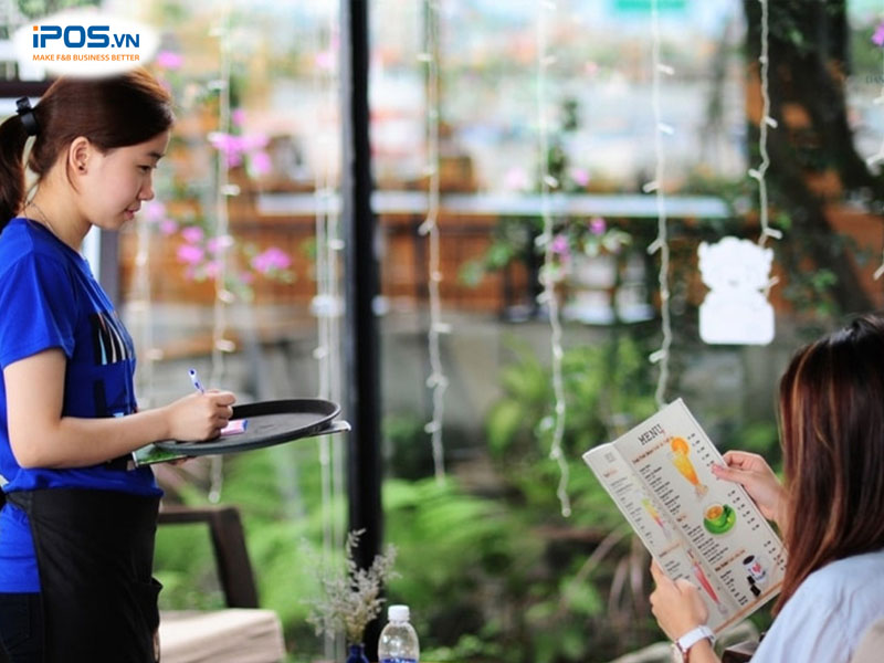 Ân cần giới thiệu món ngon trong menu cho khách 