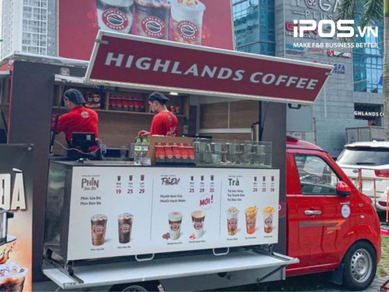 Một xe đẩy bán cafe chỉ cần khoảng 2 - 3 nhân viên làm việc