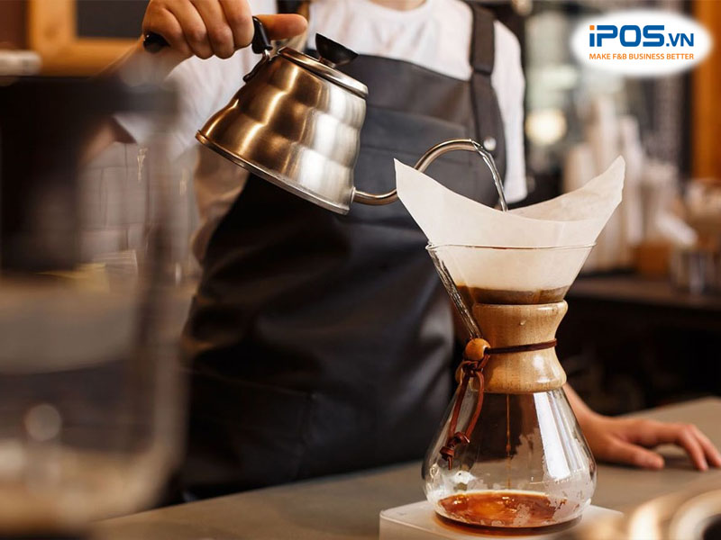 Cà phê sẽ được lọc qua một tấm lọc và chảy xuống bình đựng