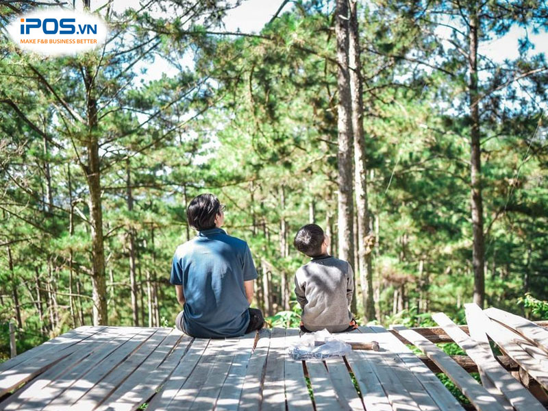 Không gian quán nên hướng ra phía rừng