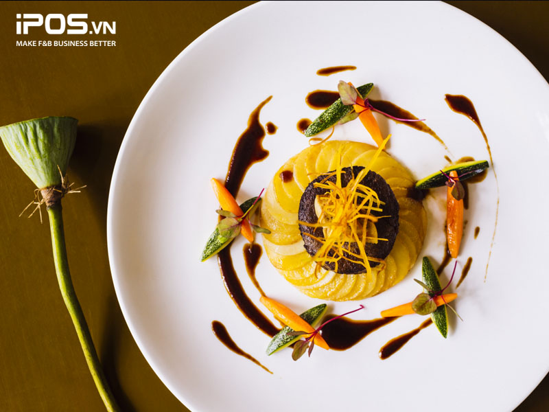 Đĩa sứ trắng là đĩa được sử dụng nhiều nhất trong nhà hàng 5 sao