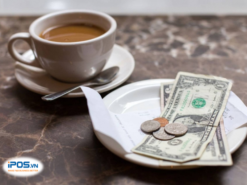 áp phí dịch vụ hay để khách tự tip