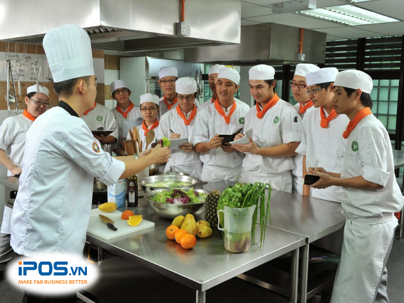 bếp chính nhà hàng