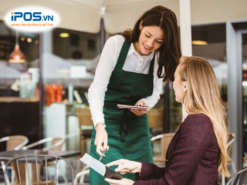 Con người mang đến cho khách hàng yếu tố cảm xúc mà công nghệ không thể thay thế 