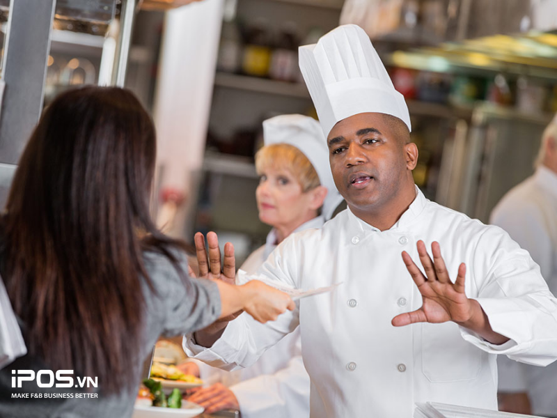 Mâu thuẫn trong nhà hàng