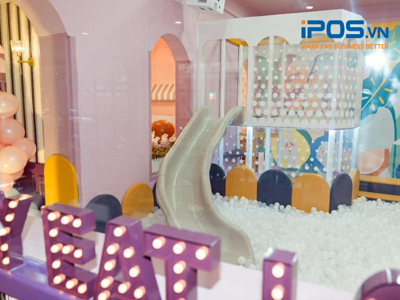 Khu vực vui chơi cũng có màu sắc hòa hợp với thiết kế tổng thể của quán cafe