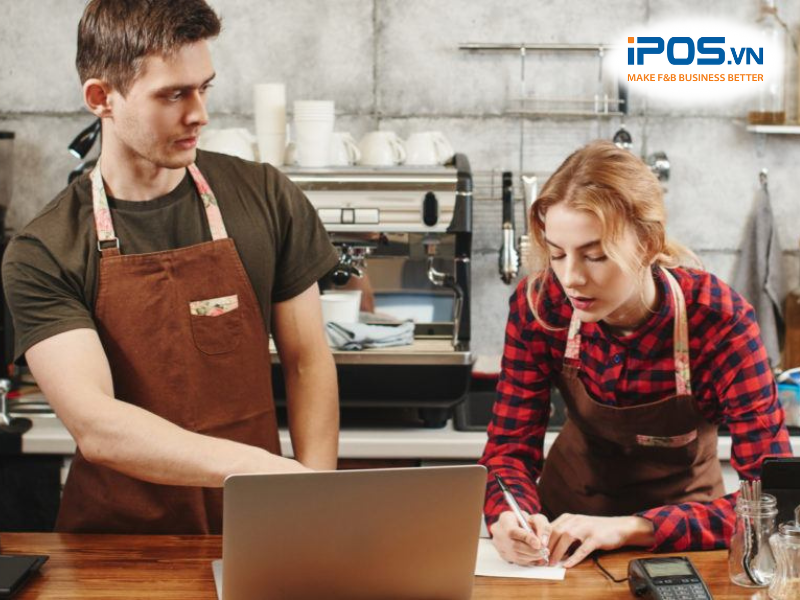 Người quản lý có trách nhiệm tuyển dụng và đào tạo nhân viên quán cafe