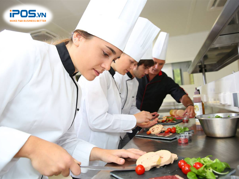 phan-biet-dau-bep-va-nhan-vien-nau-an-3