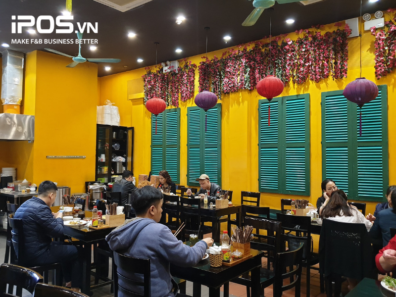 Cơm gà Bà Nga phục vụ hàng trăm khách mỗi ngày một cách trơn tru, hiệu quả