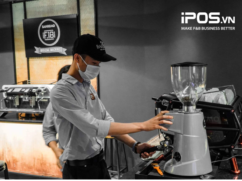 Nhân viên nhà hàng, quán cafe cũng được hưởng lương ngày Lễ theo Luật lao động