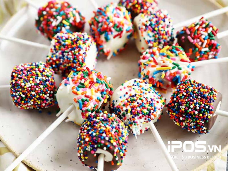 Những cây kẹo socola marshmallow đầy màu sắc cũng thích hợp làm món quà Valentine