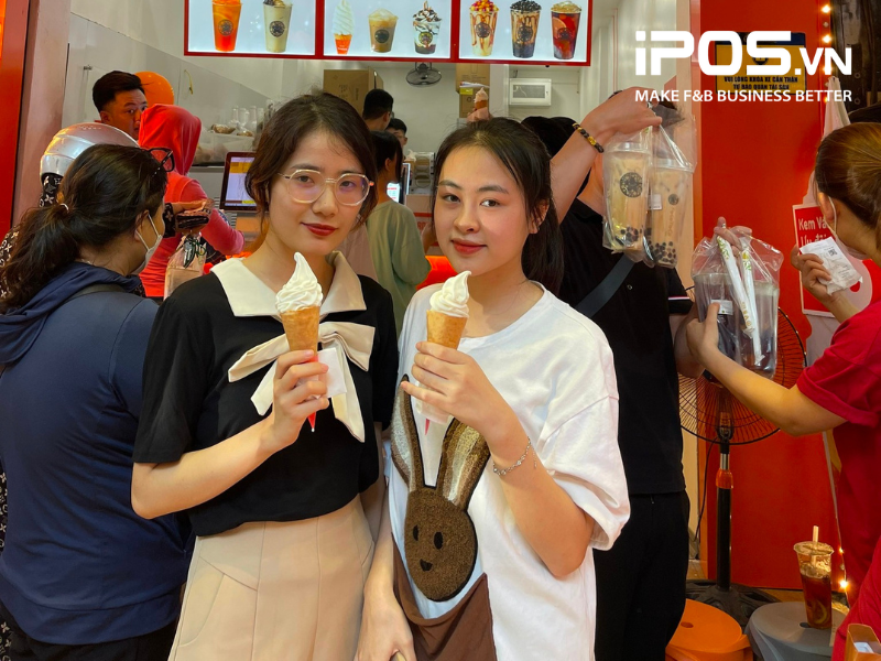 Nhiều bạn trẻ chuyển sang mua kem ốc quế của ToCoToCo thay vì Mixue 