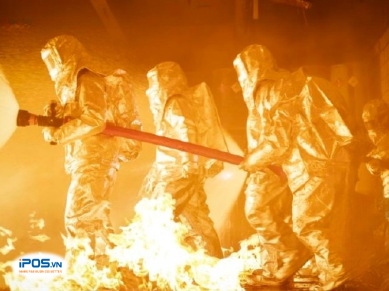 phòng cháy chữa cháy trong khu bếp nhà hàng