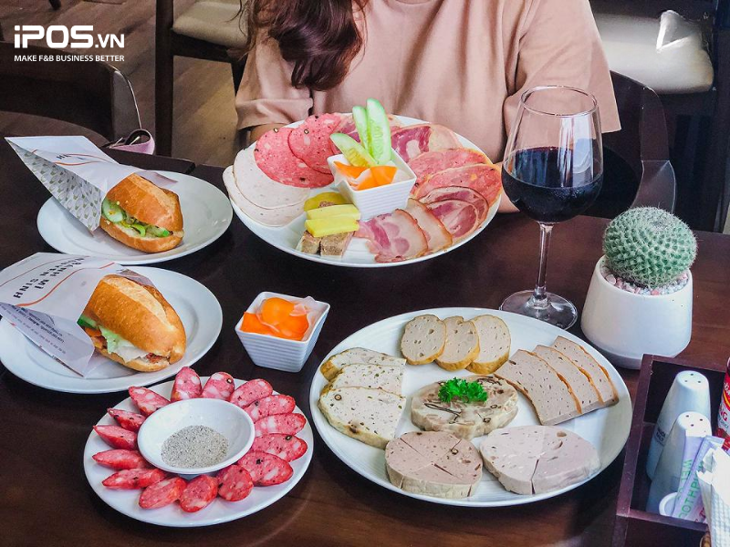 Bánh mì Nguyên Sinh đánh khách