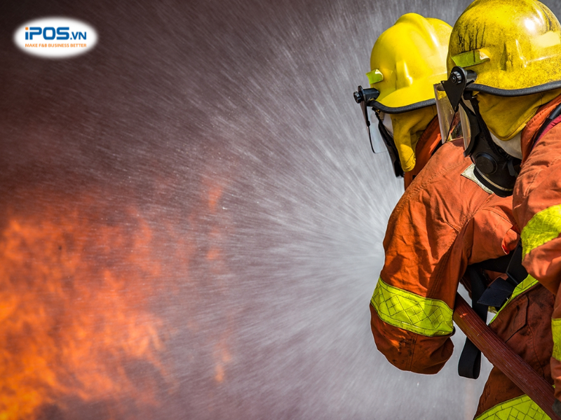 phòng cháy chữa cháy trong khu bếp nhà hàng