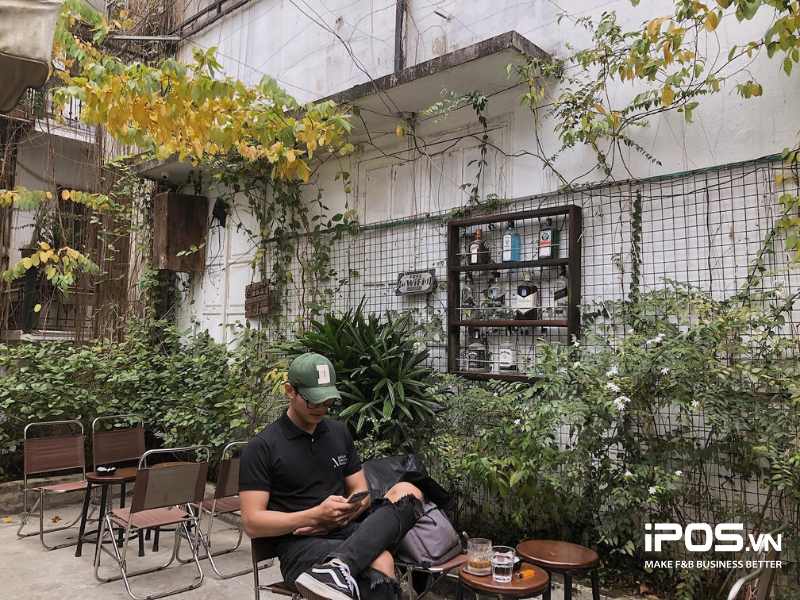 Inside Roastery là điểm đến thu hút khách hàng nhờ không gian xanh mát.