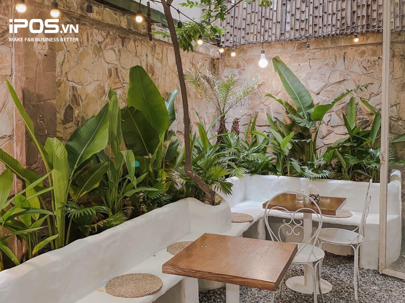 Hiên Cà Phê có không gian sân vườn siêu thoáng mát.