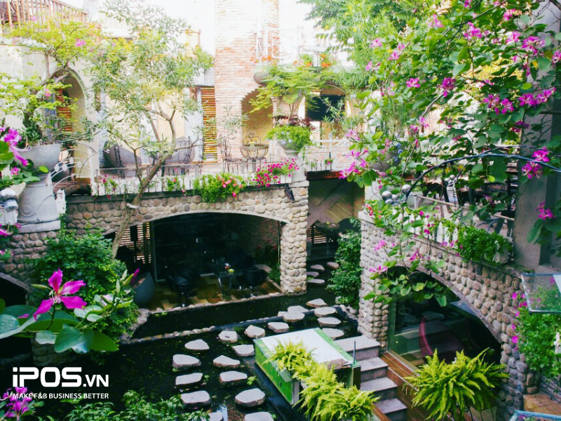 Oasis Cafe sở hữu không gian sân vườn thoáng mát kết hợp với hồ cá Koi đẹp mắt.