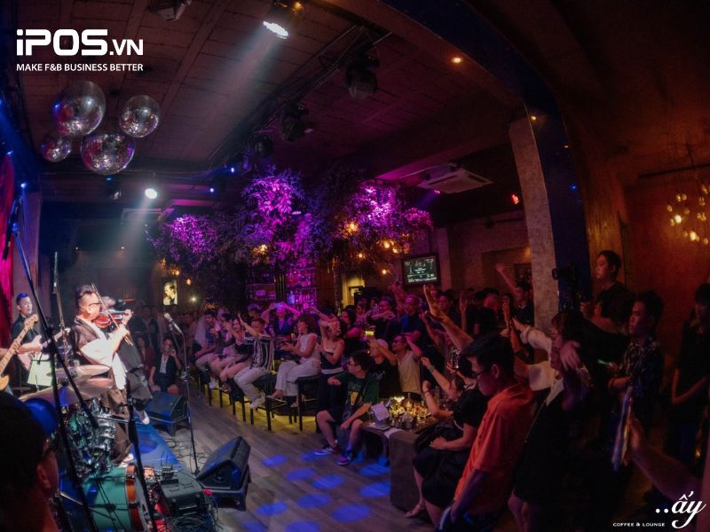 Ấy Cafe & Lounge là quán cafe mở 24/24 nổi tiếng có “tuổi đời” 11 năm tại Hà Nội.