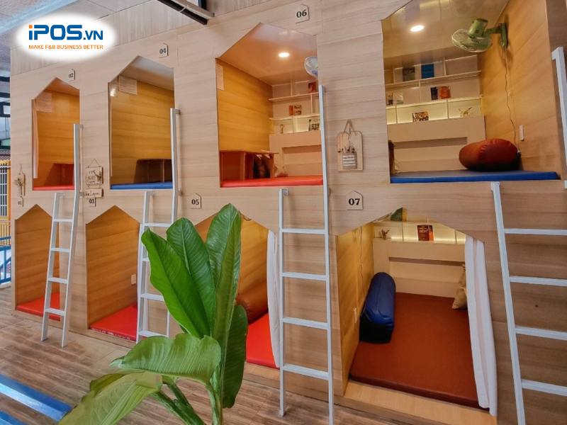 Bên trong mỗi box ngủ tại Blue Lagoon Coffee khá rộng rãi và được bày trí vô cùng chỉn chu