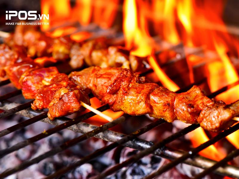 Ý tưởng kinh doanh đồ ăn vặt mùa đông: Thịt xiên nướng 