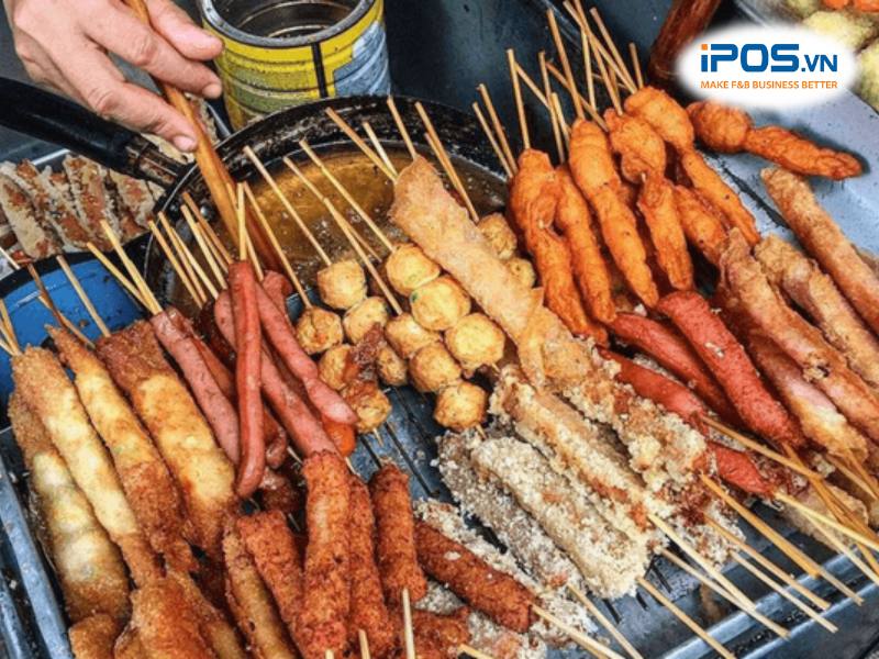  Ý tưởng kinh doanh đồ ăn vặt mùa đông: Xiên ăn vặt, nem chua rán, xúc xích