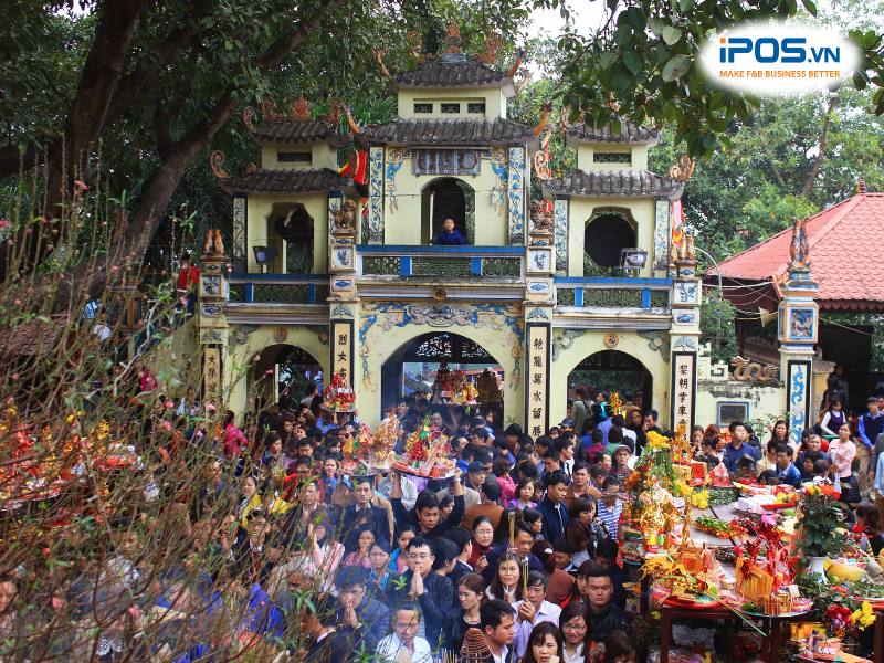 Tương truyền rằng các chủ kinh doanh đến cầu tài lộc tại Đền Bà Chúa Kho sẽ được làm ăn thuận lợi hơn