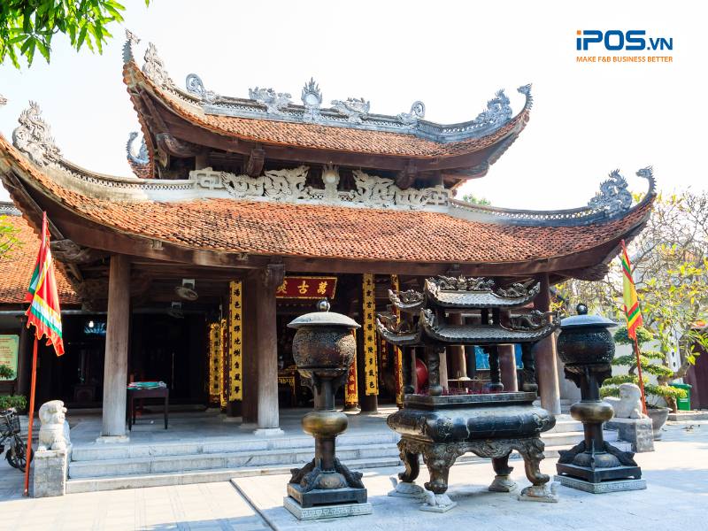 Chủ kinh doanh năng đi lễ chùa không chỉ để cầu bình an mà còn mong muốn có một năm làm ăn thuận buồm xuôi gió