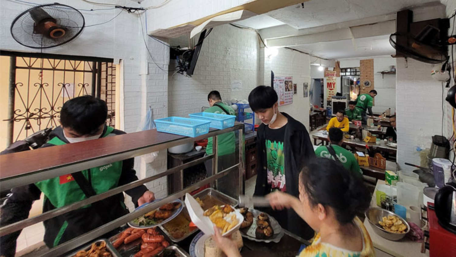 Luật BHXH 2024: Chủ hộ kinh doanh F&#038;B đóng Bảo hiểm xã hội bắt buộc như thế nào từ ngày 01/7/2025?