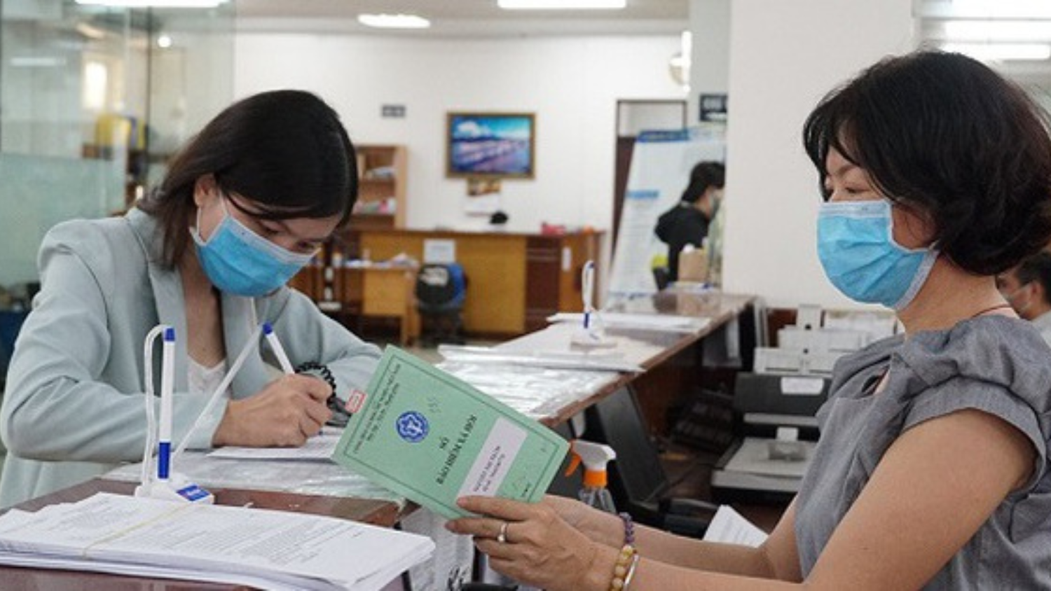 Luật BHXH 2024: Chủ hộ kinh doanh F&#038;B đóng Bảo hiểm xã hội bắt buộc như thế nào từ ngày 01/7/2025?